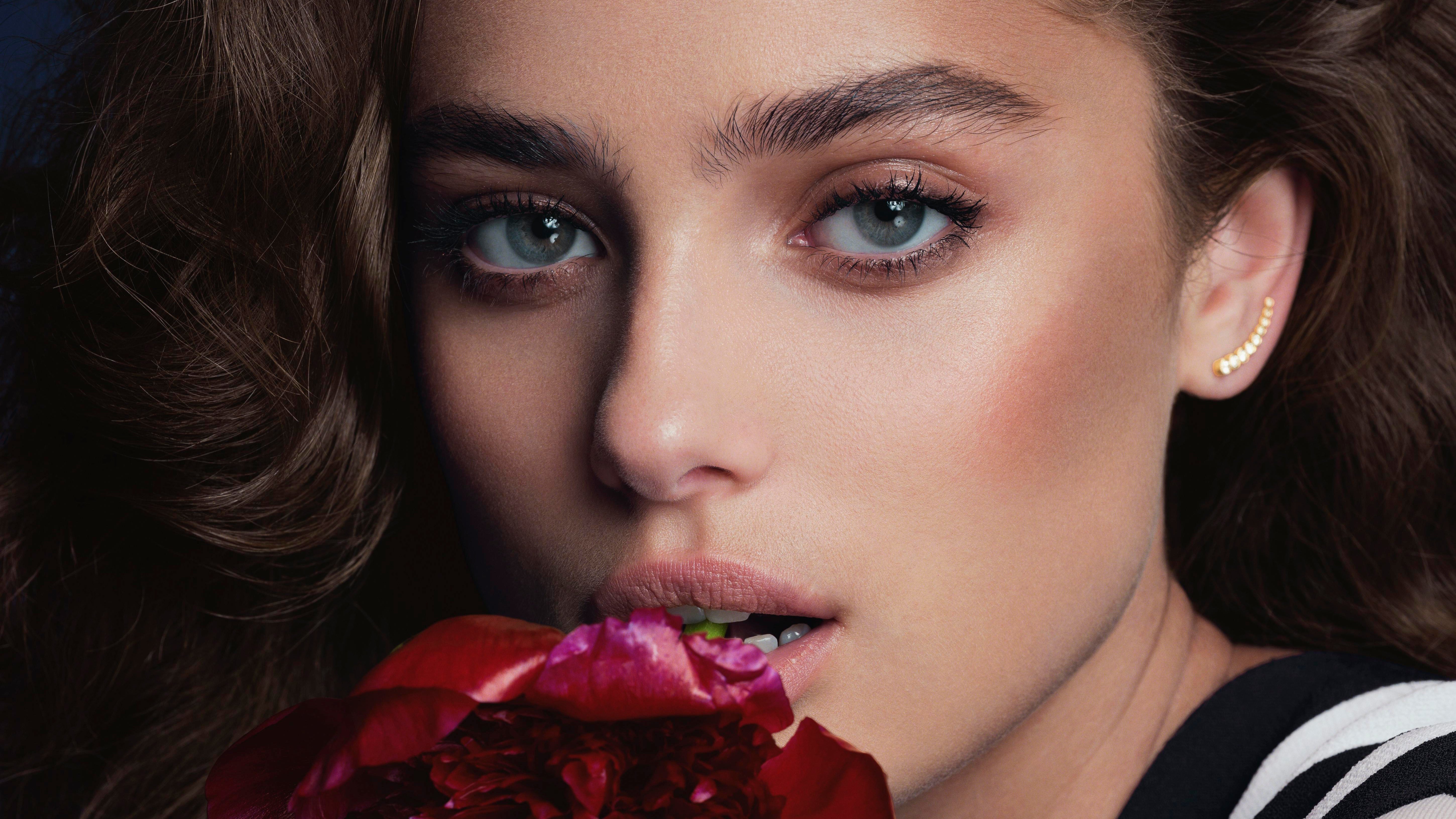 Wallpaper Taylor Hill with flower