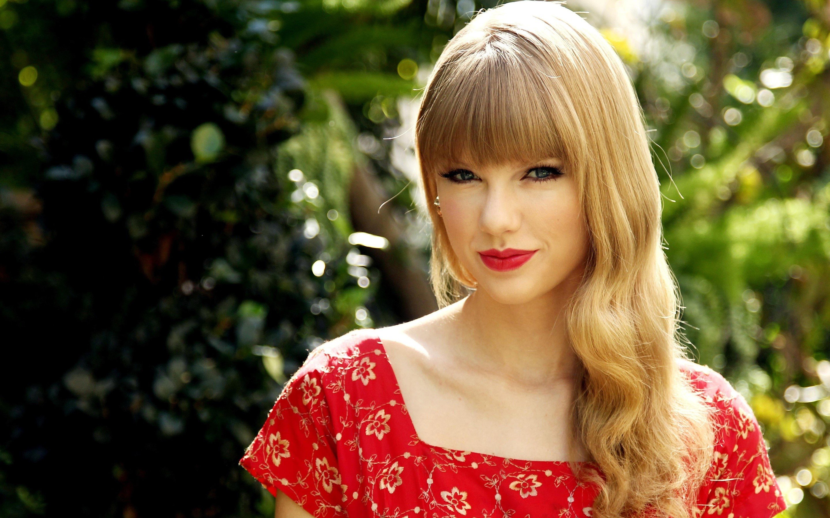 Wallpaper Taylor Swift for Red