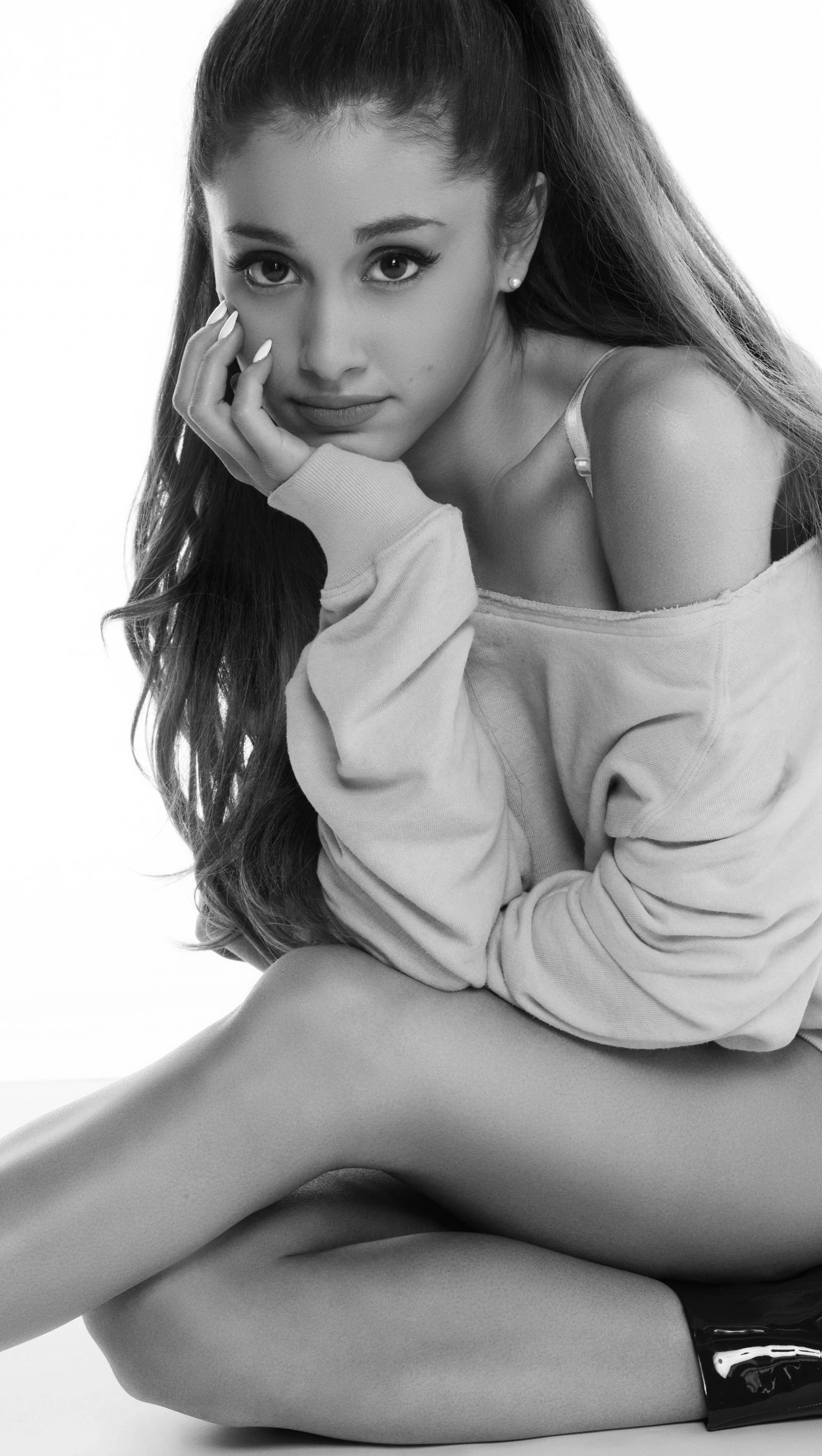Wallpaper Ariana Grande in black and white Vertical