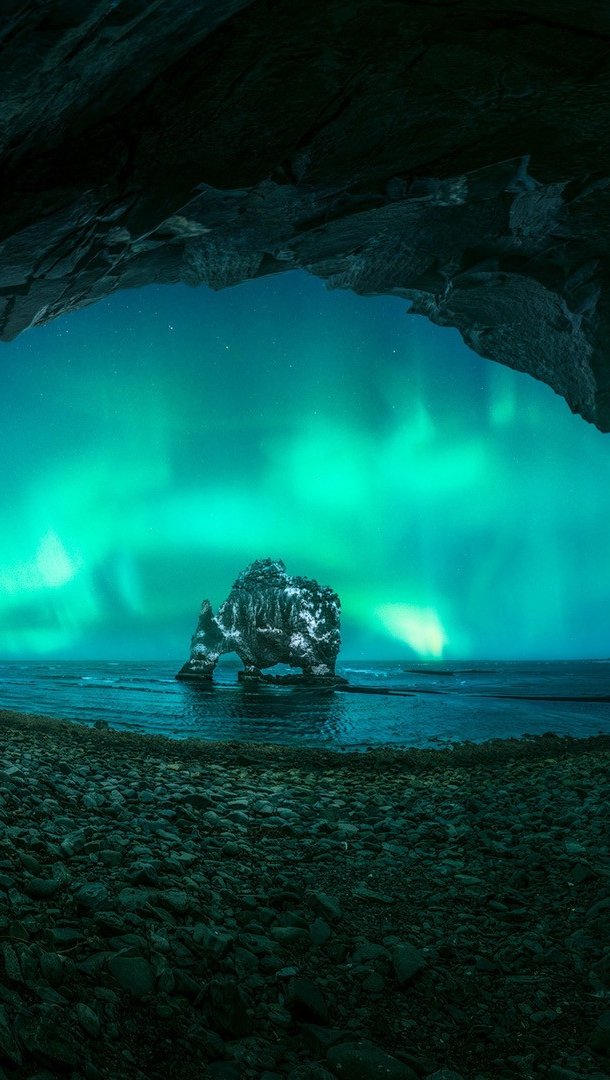 Fondos de pantalla Aurora polar a traves de una cueva Vertical