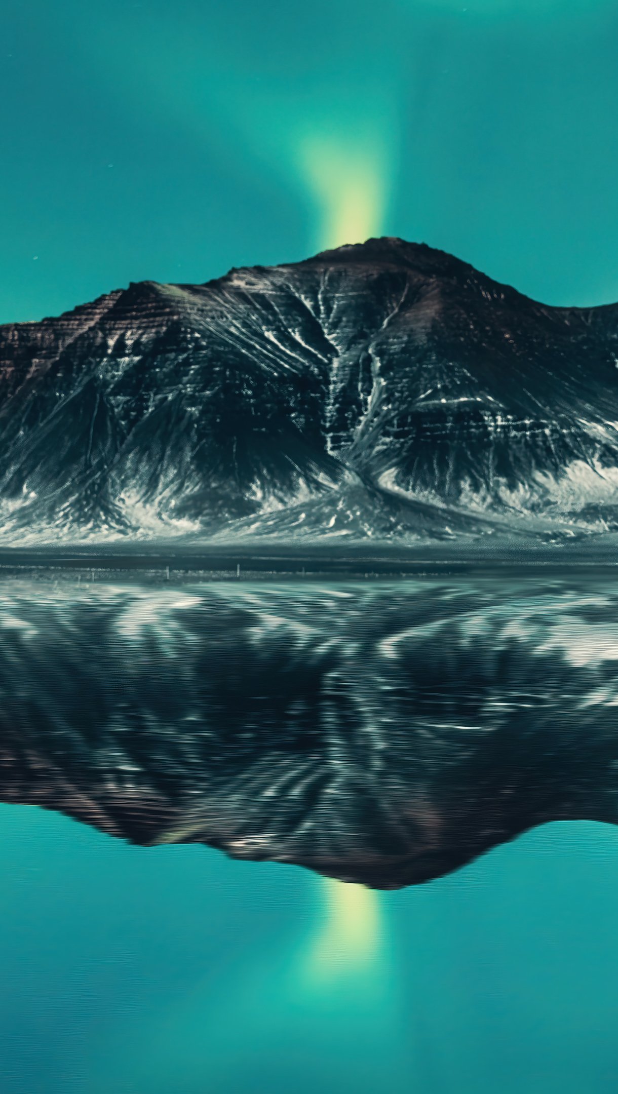 Aurora polar reflejada con montañas en lago Fondo de pantalla 4k Ultra HD  ID:9901