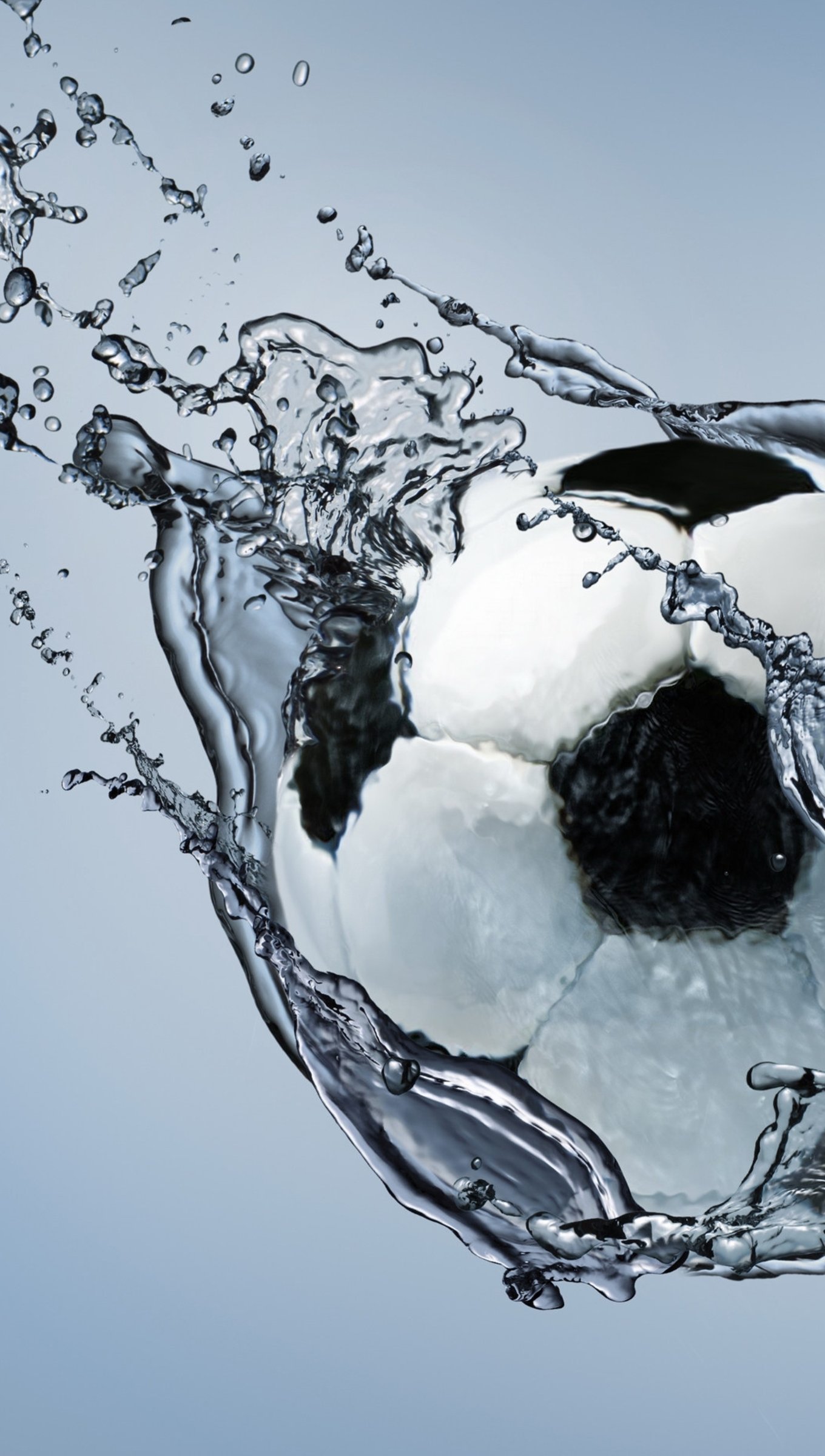Fondos de pantalla Balón de fútbol atravesando agua Vertical