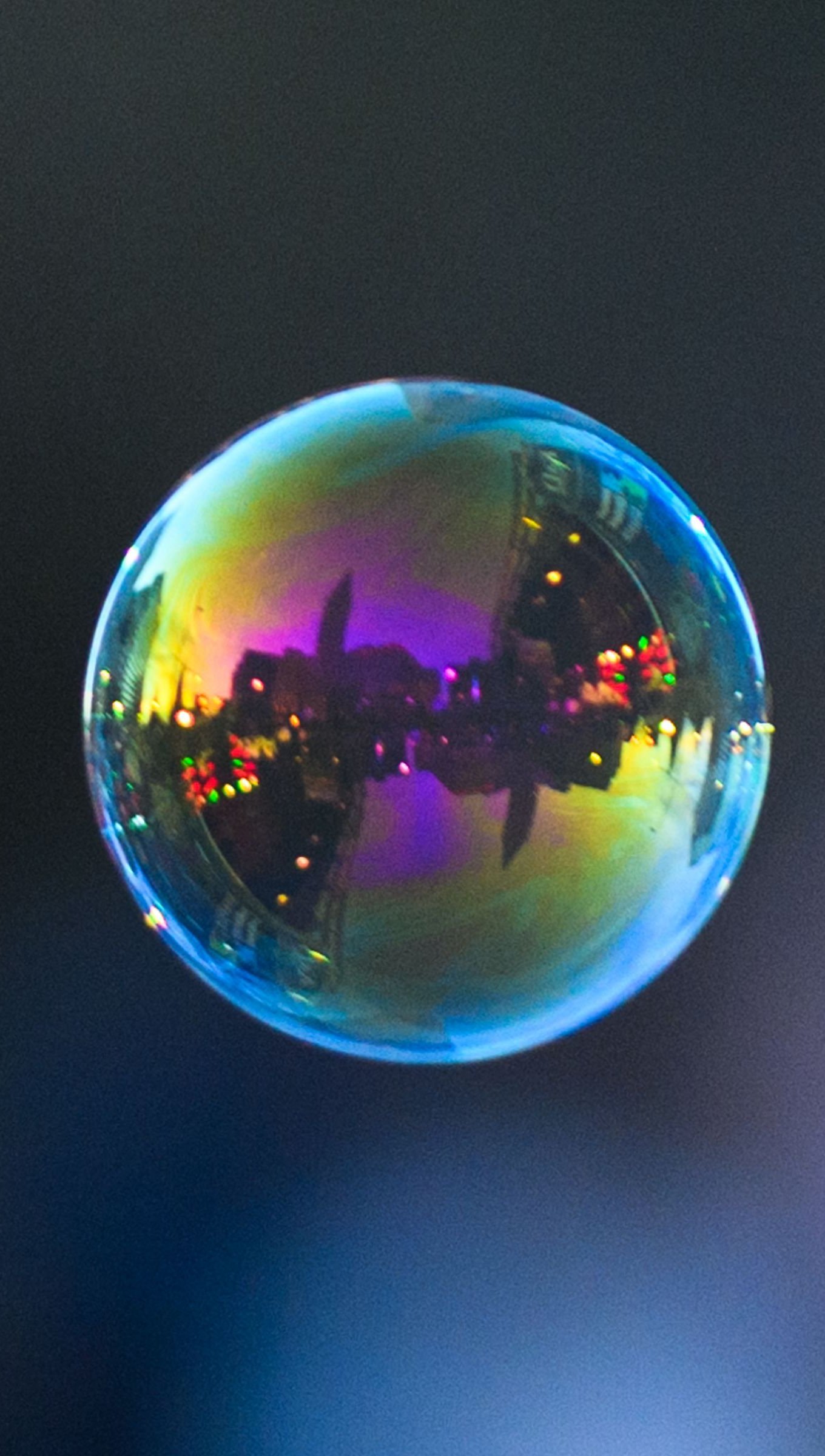 Fondos de pantalla Burbuja reflejando ciudad Vertical