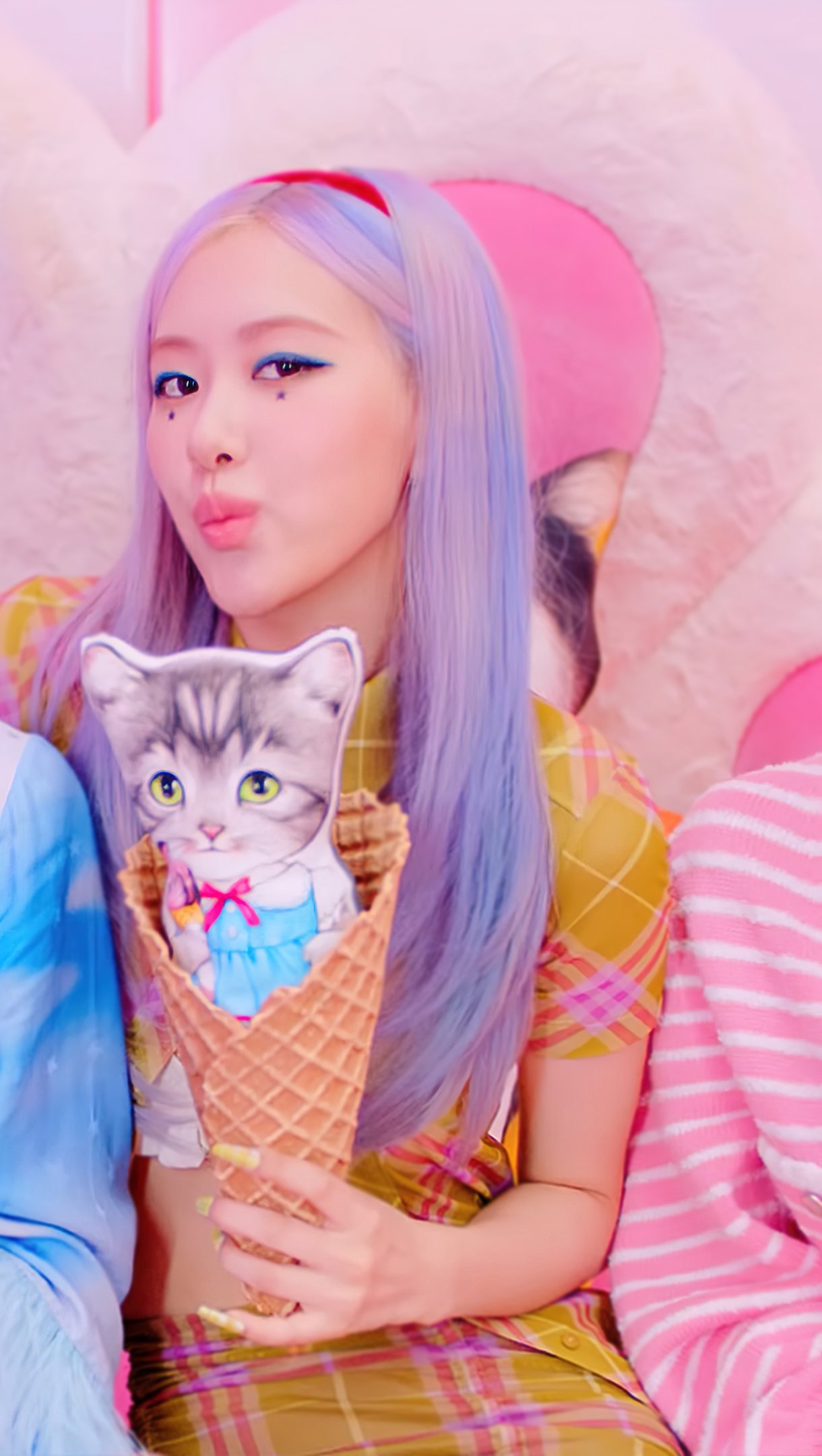 Wallpaper Girls from Blackpink with kittens in cones Vertical
