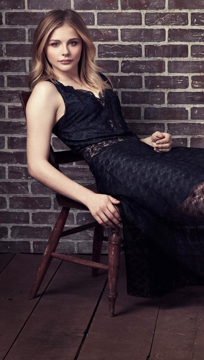Fondos de pantalla Chloe Moretz con un vestido negro Vertical
