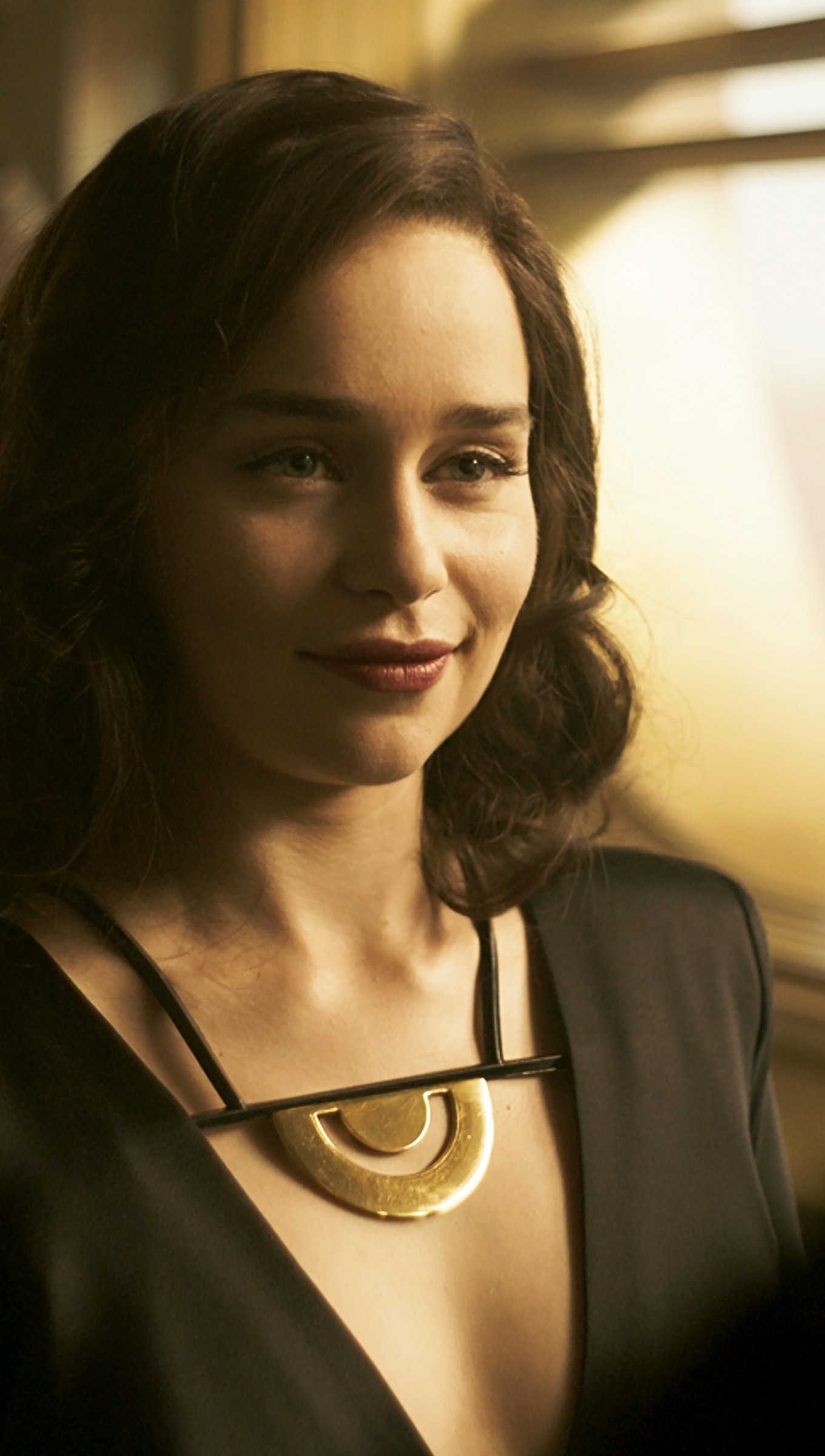 Fondos de pantalla Emilia Clarke como Qira en Han Solo: una historia de Star Wars Vertical