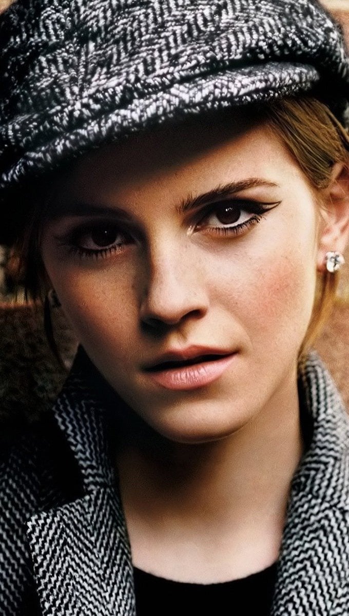 Wallpaper Emma Watson with a cap Vertical
