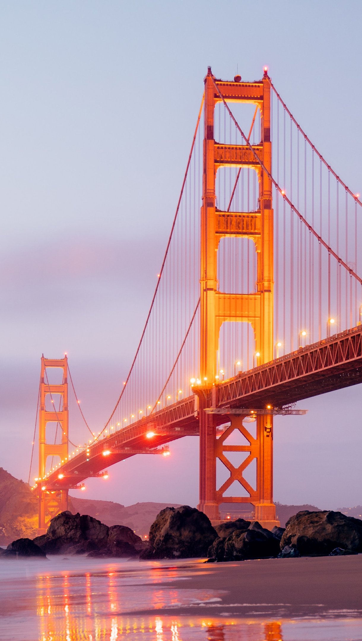 Fondos de pantalla Golden Gate con luces encendidas Vertical