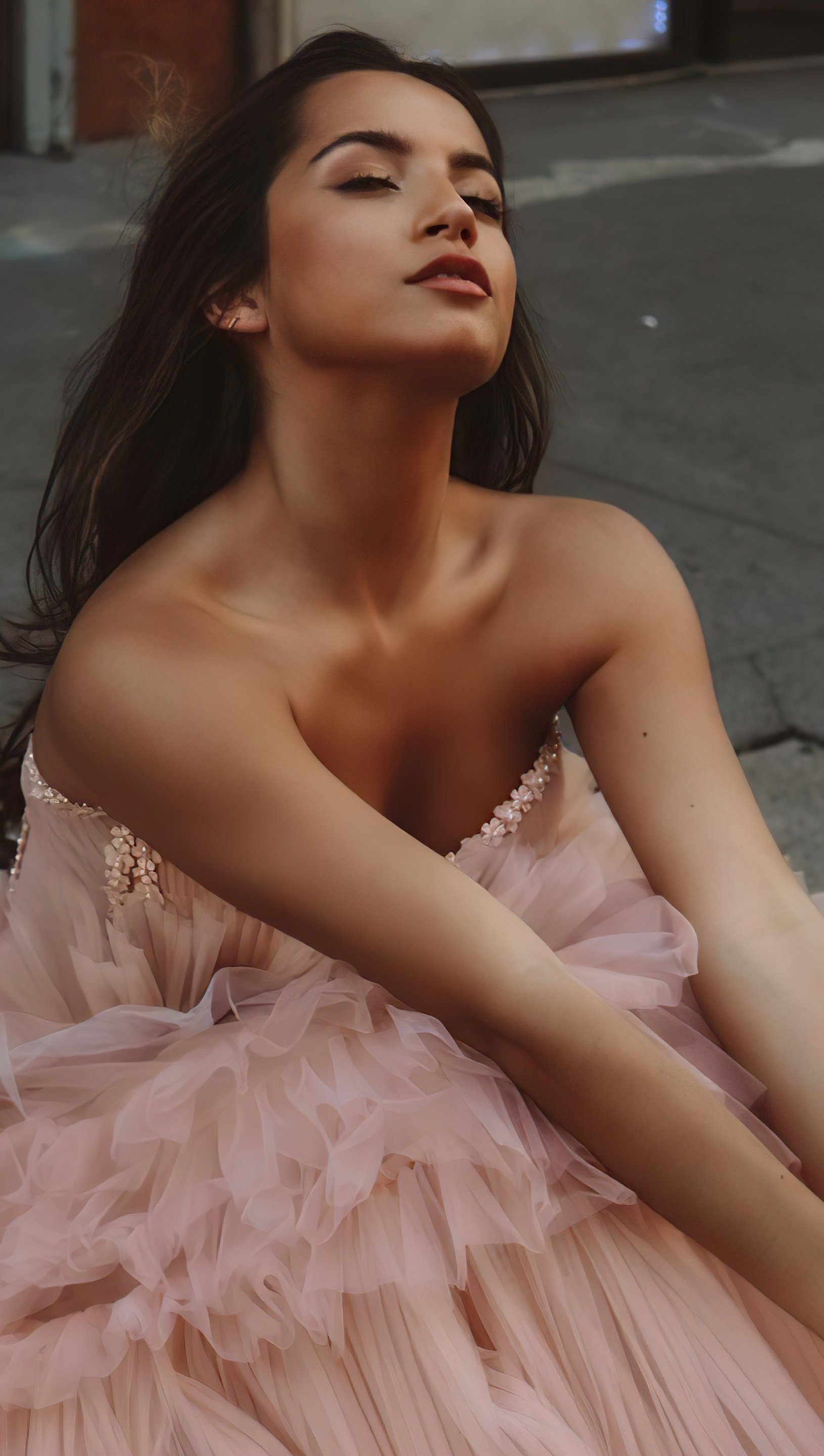 Fondos de pantalla Isabela Merced con vestido rosa Vertical