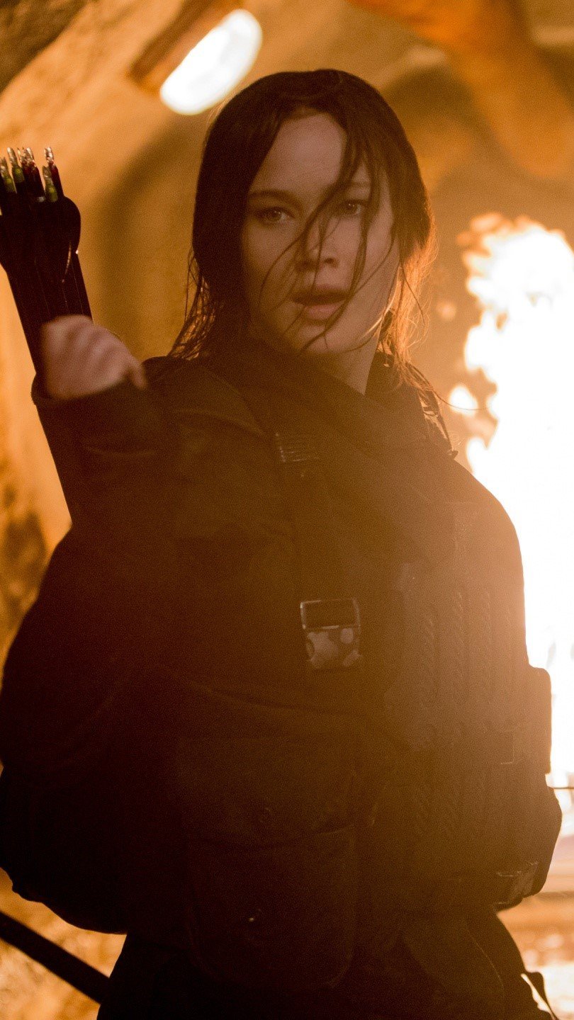 Fondos de pantalla Katniss lanzando una flecha Vertical