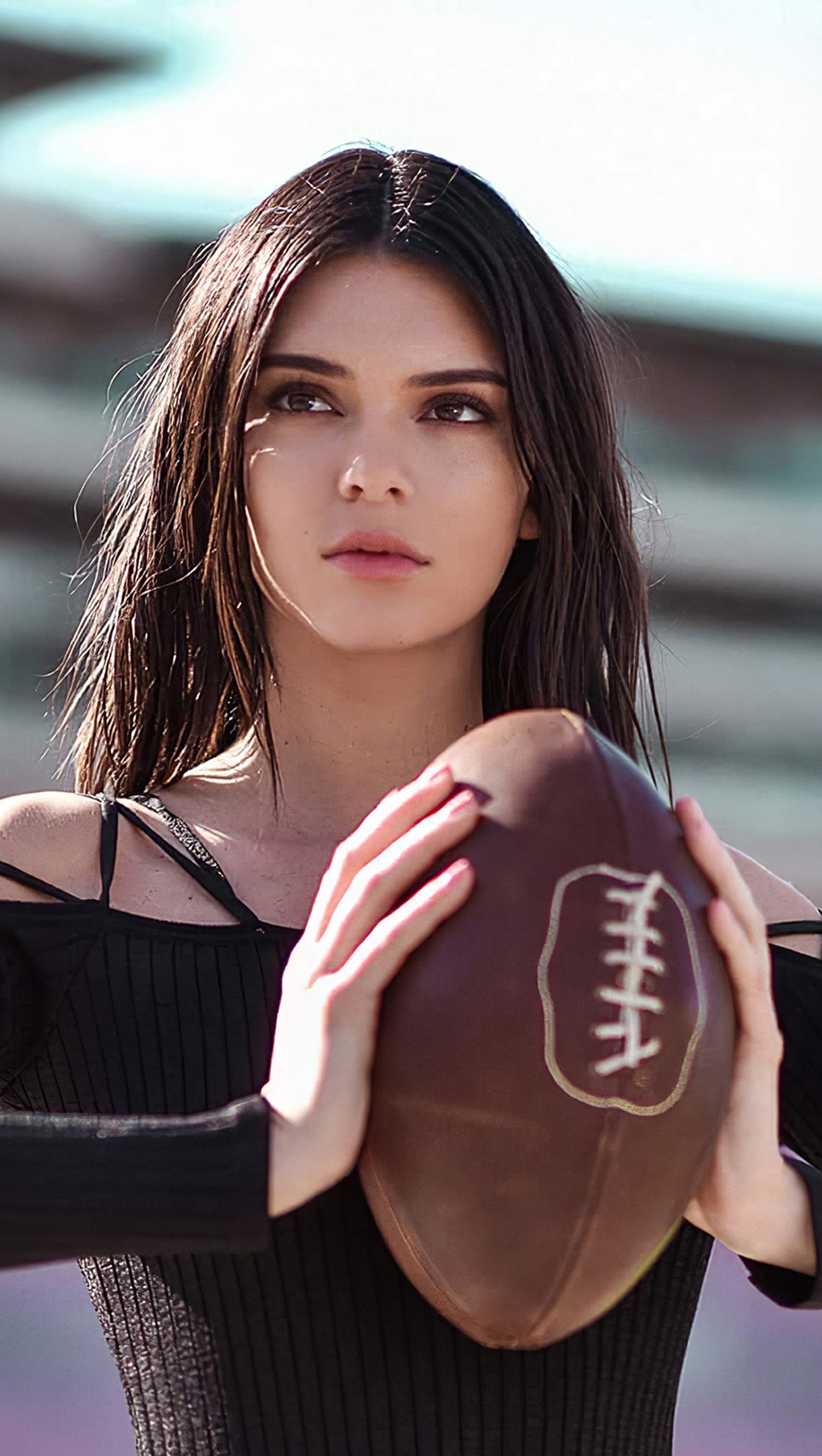 Fondos de pantalla Kendall Jenner con balon de futbol americano Vertical