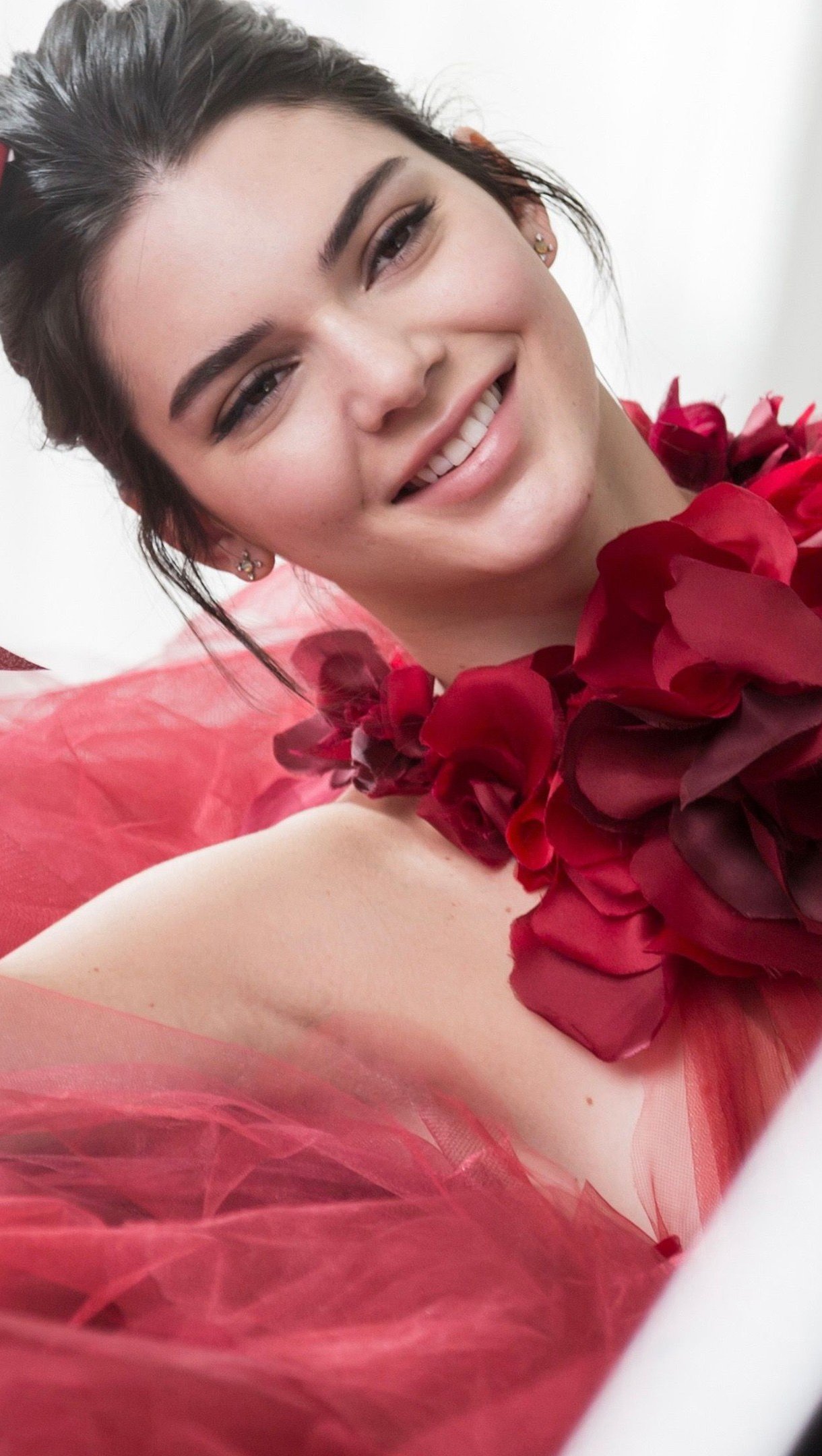 Fondos de pantalla Kendall Jenner en vestido rojo Vertical