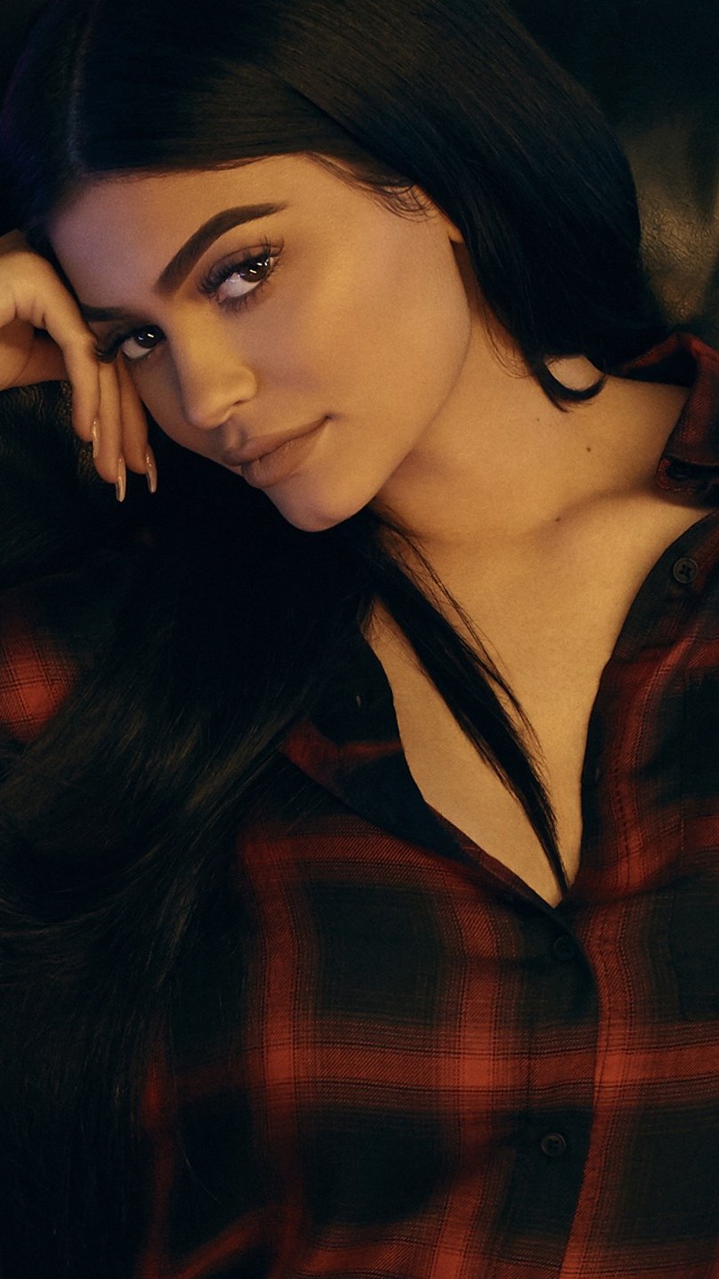 Wallpaper Kylie Jenner laying on a couch Vertical