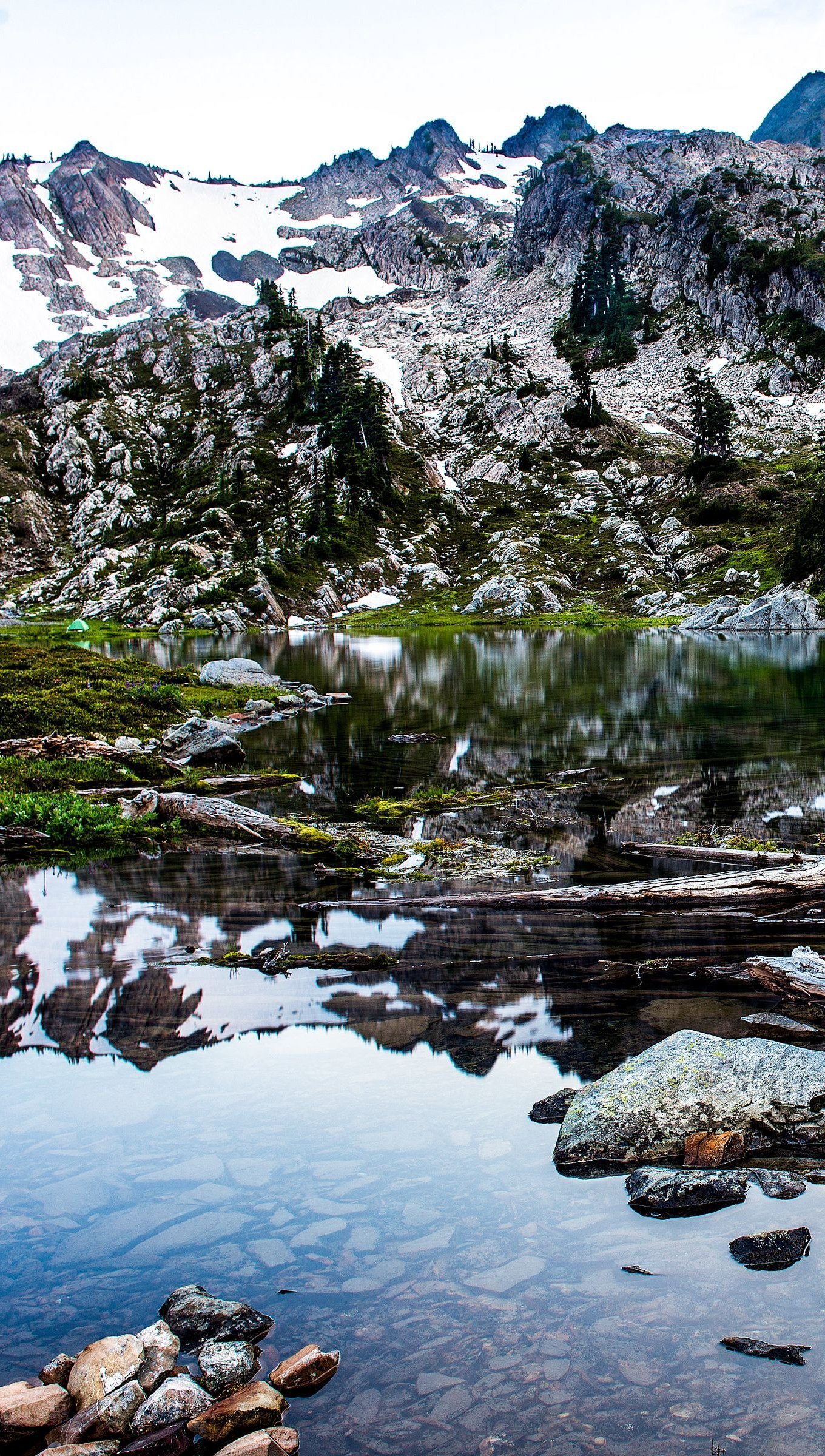 Fondos de pantalla Lago en las rocas y montañas Vertical