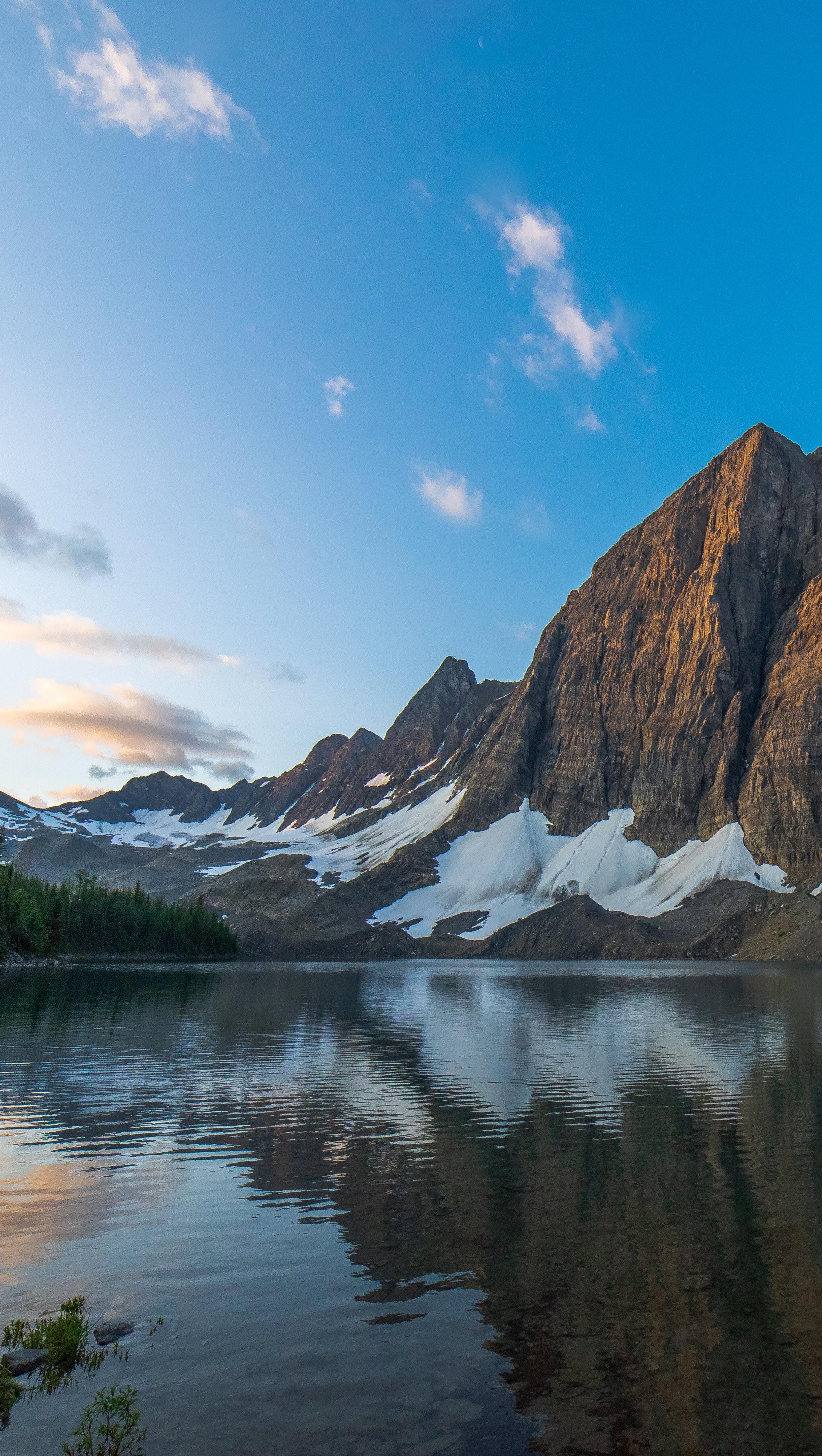 Wallpaper Floe Lake in British Columbia Vertical