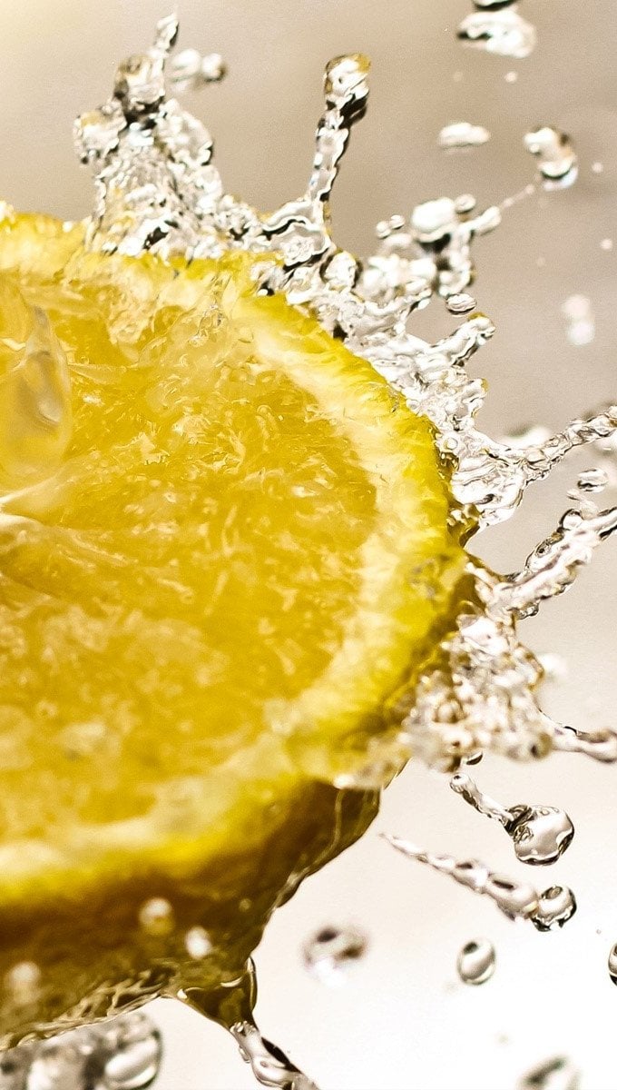 Wallpaper Lemon in water Vertical