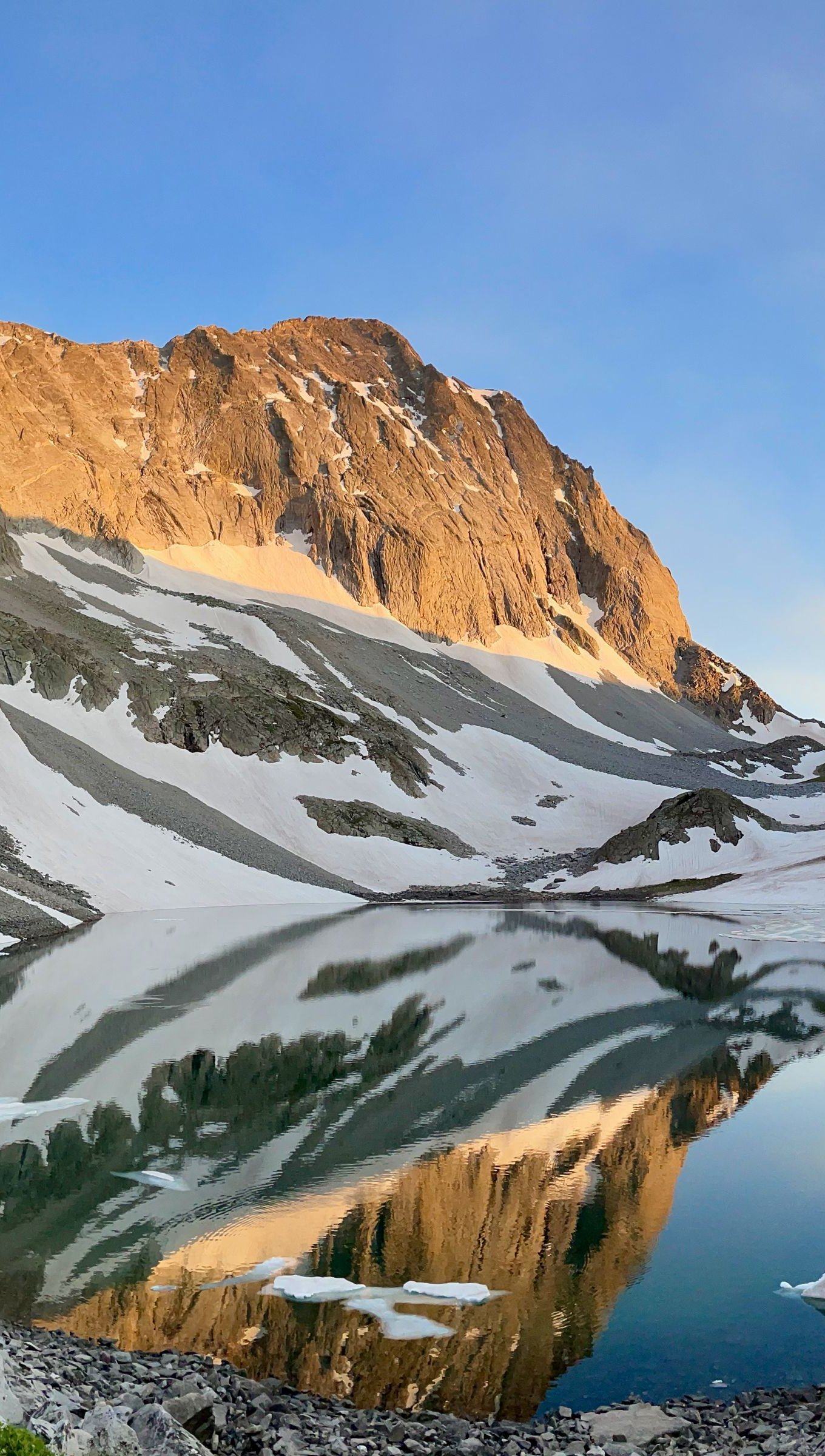 Fondos de pantalla Montañas con nieve y lago en medio Vertical
