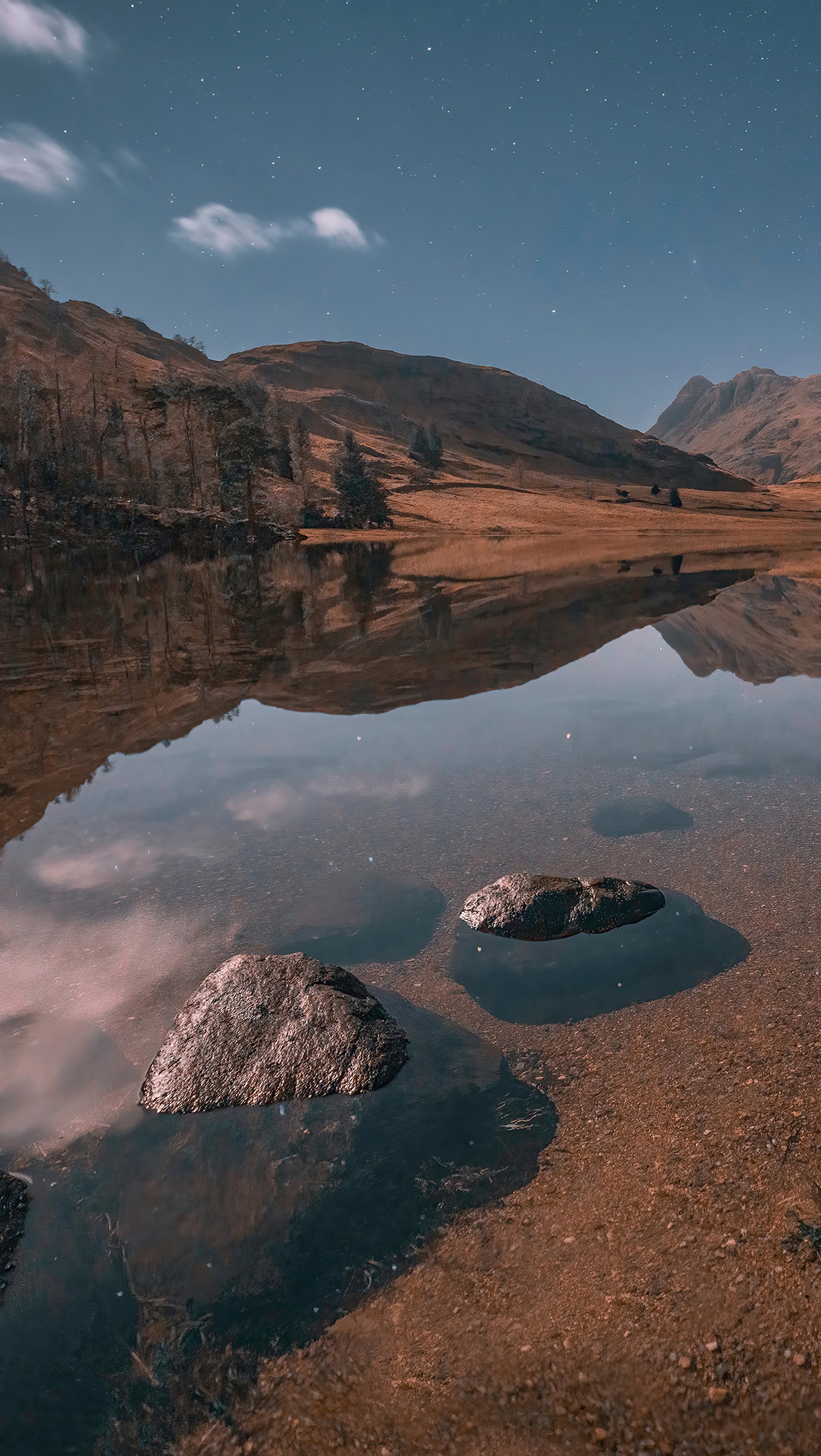 Fondos de pantalla Montañas reflejadas en pequeño lago Vertical