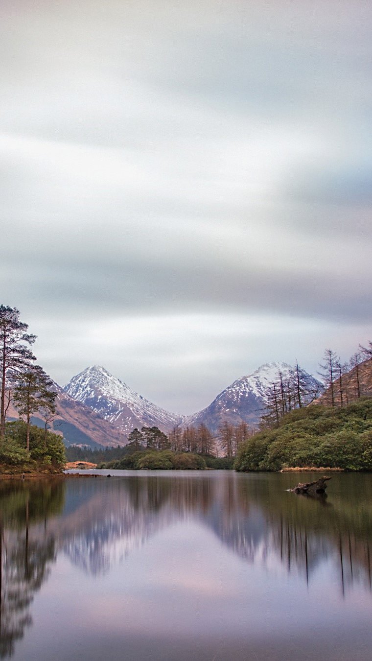 Fondos de pantalla Montañas reflejadas en un lago Vertical
