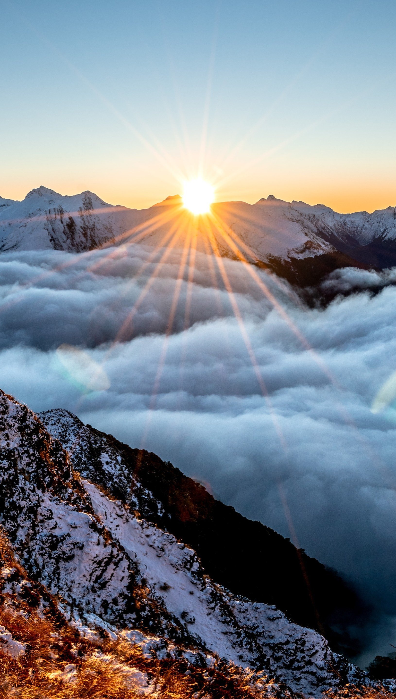 Fondos de pantalla Niebla sobre las montañas al amanecer Vertical