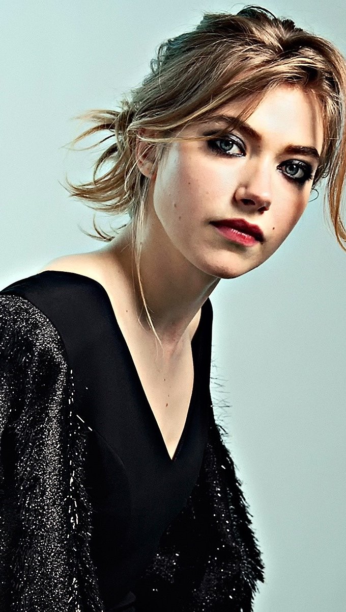 Wallpaper Photoshoot by Imogen Poots Vertical