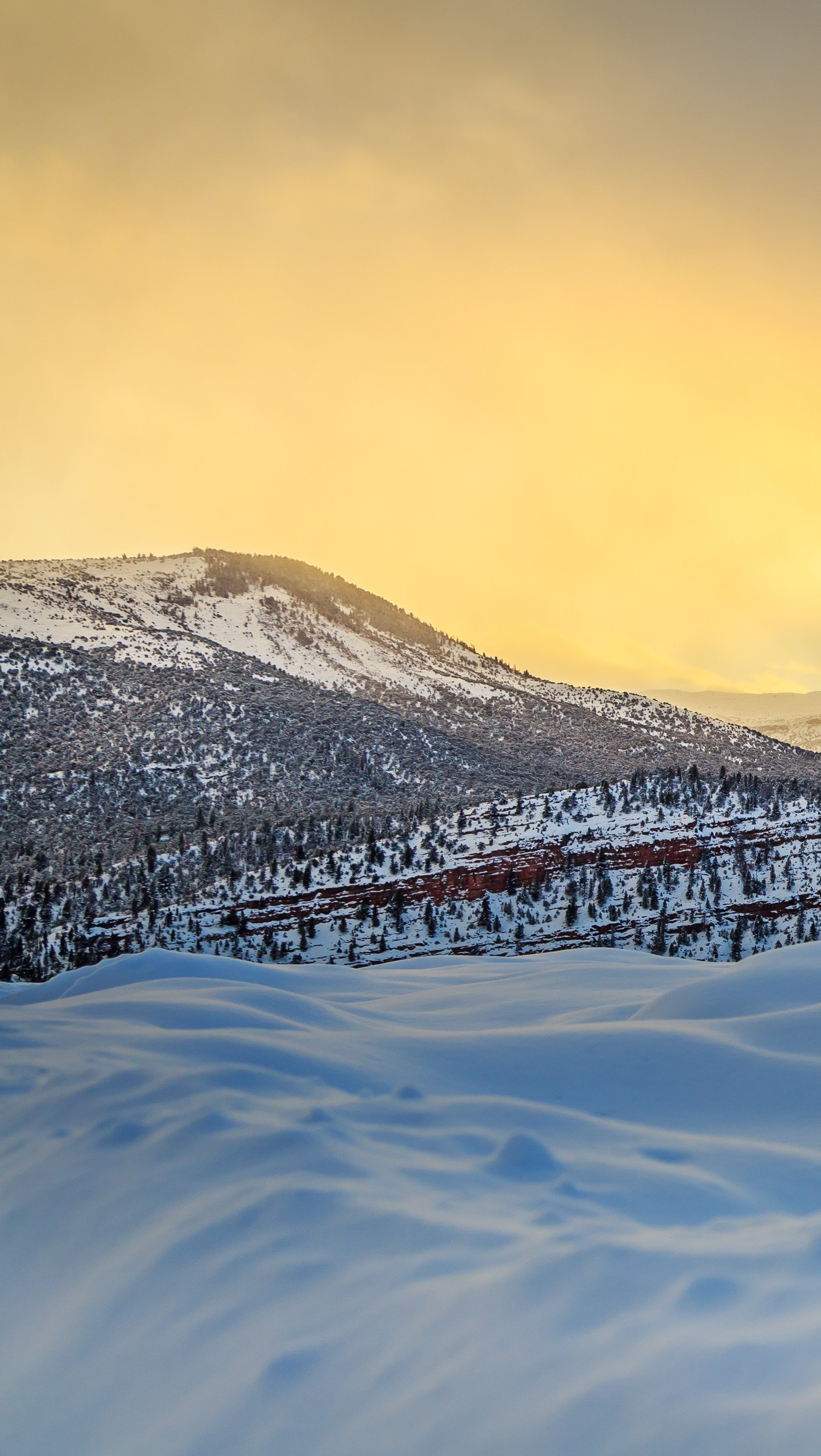 Fondos de pantalla Puesta de sol de invierno con montañas Vertical