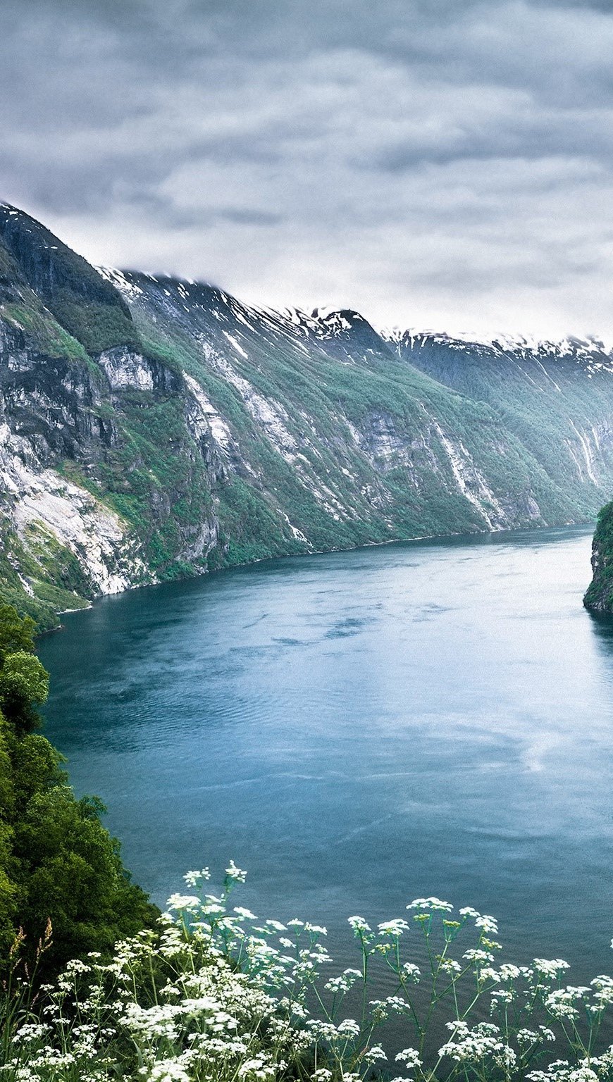 Wallpaper Norwegian river Vertical