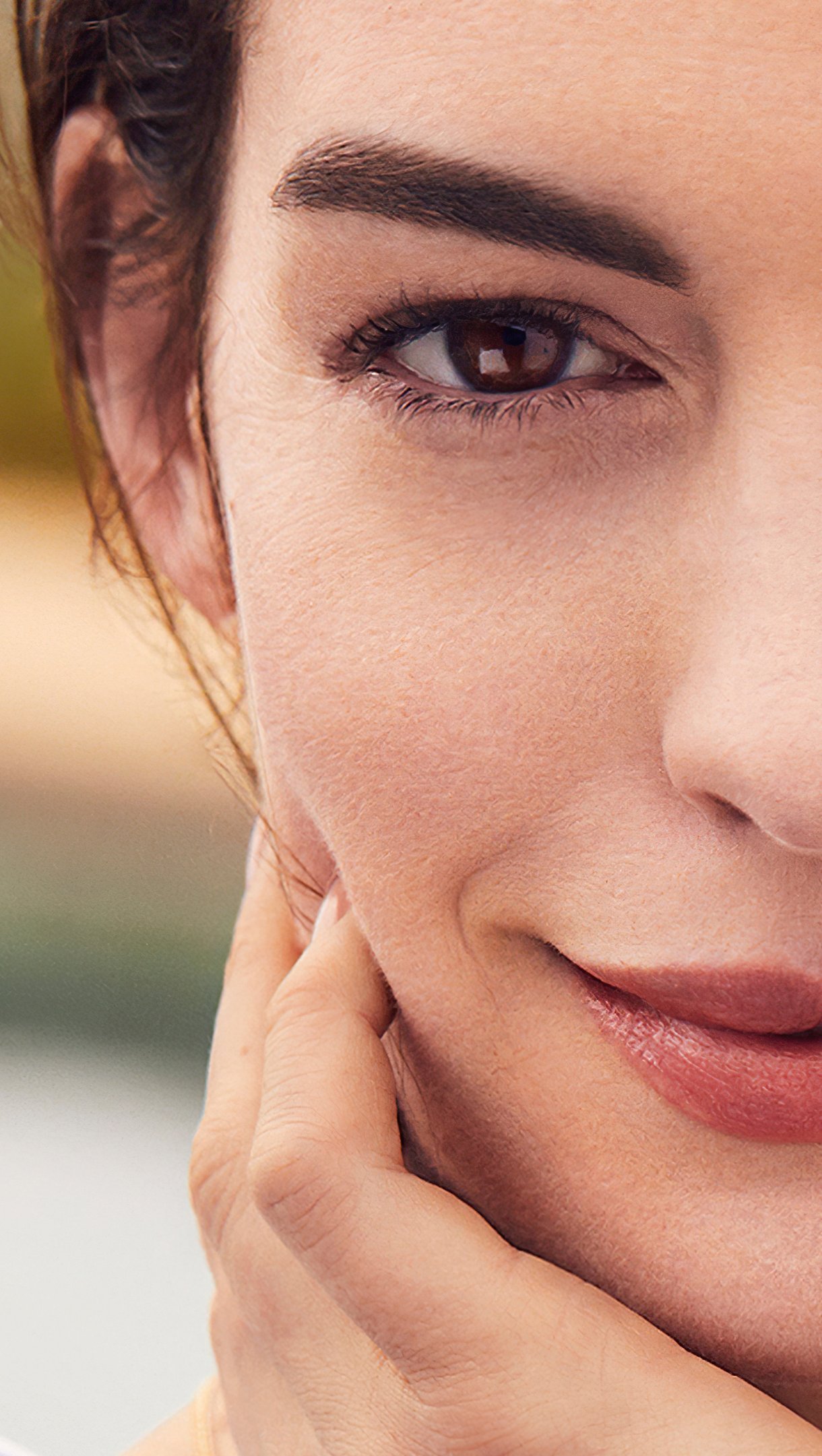 Wallpaper Anne Hathaways face Vertical