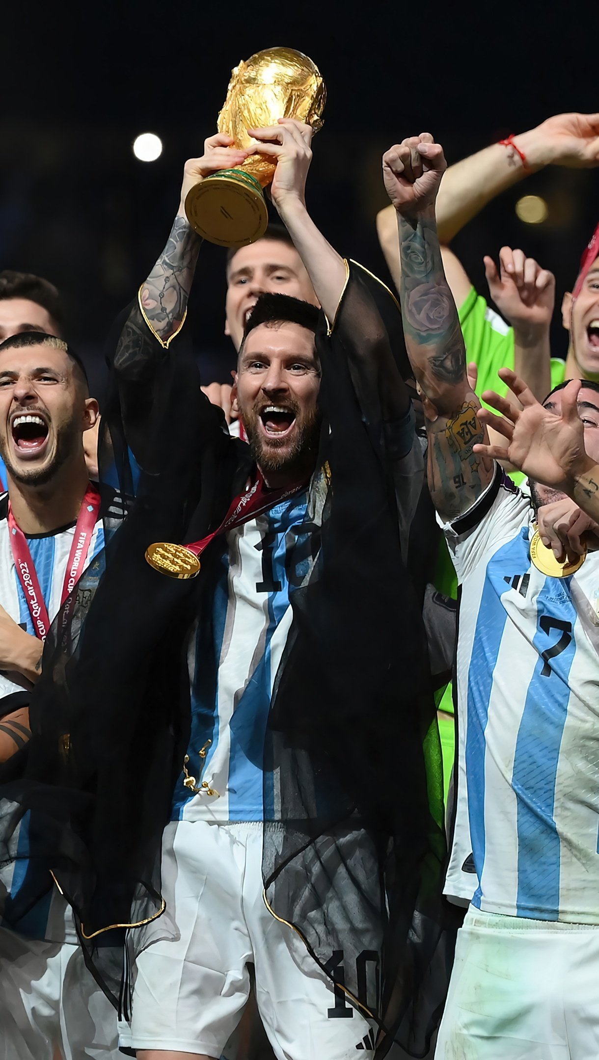 Fondos de pantalla Selección Argentina con trofeo Copa Mundial FIFA Vertical
