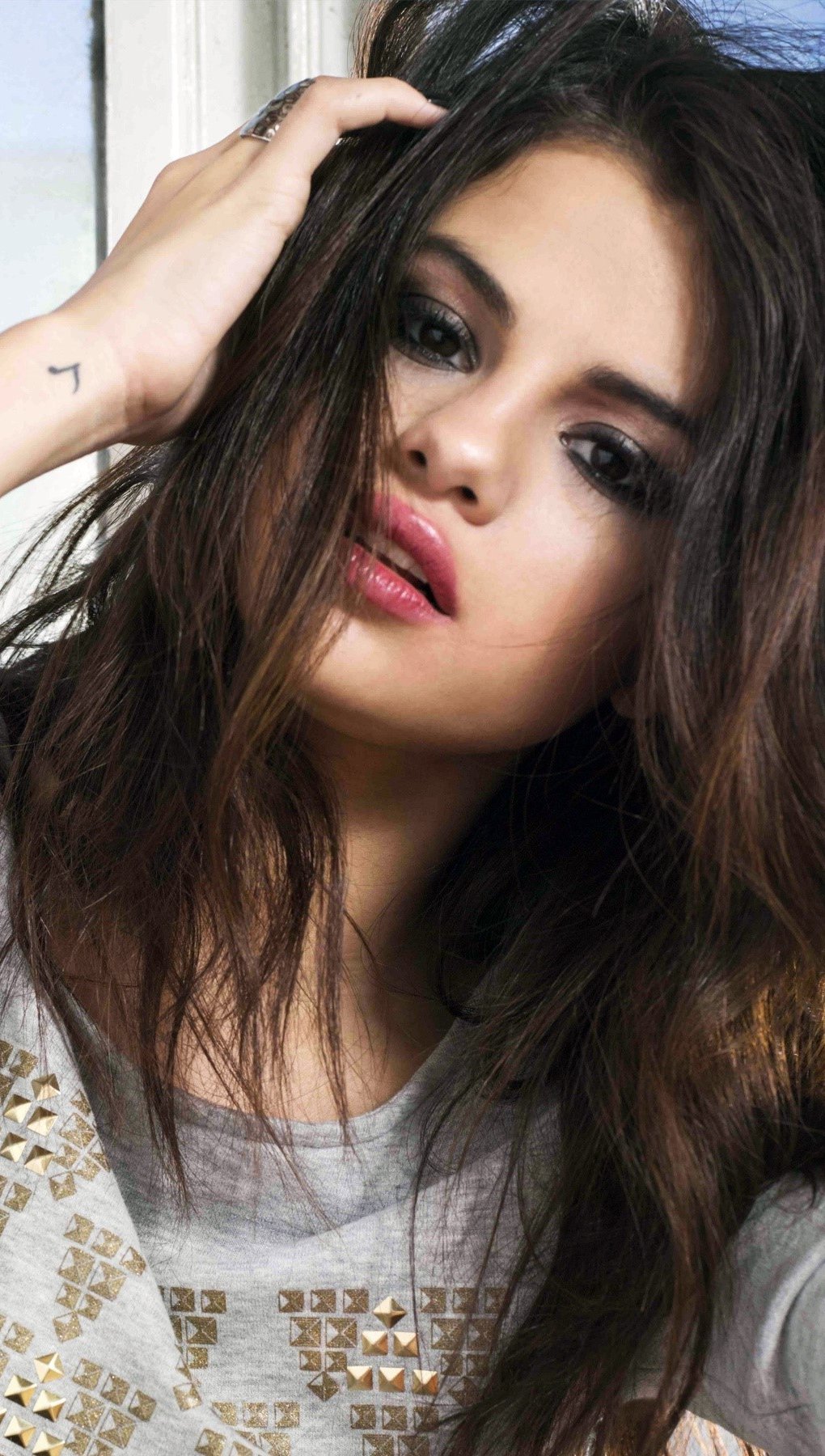 Wallpaper Selena Gomez grabbing her hair Vertical