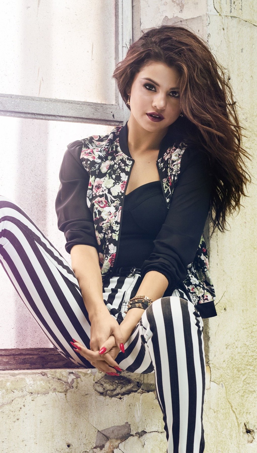 Fondos de pantalla Selena Gomez con un pantalón de rayas Vertical