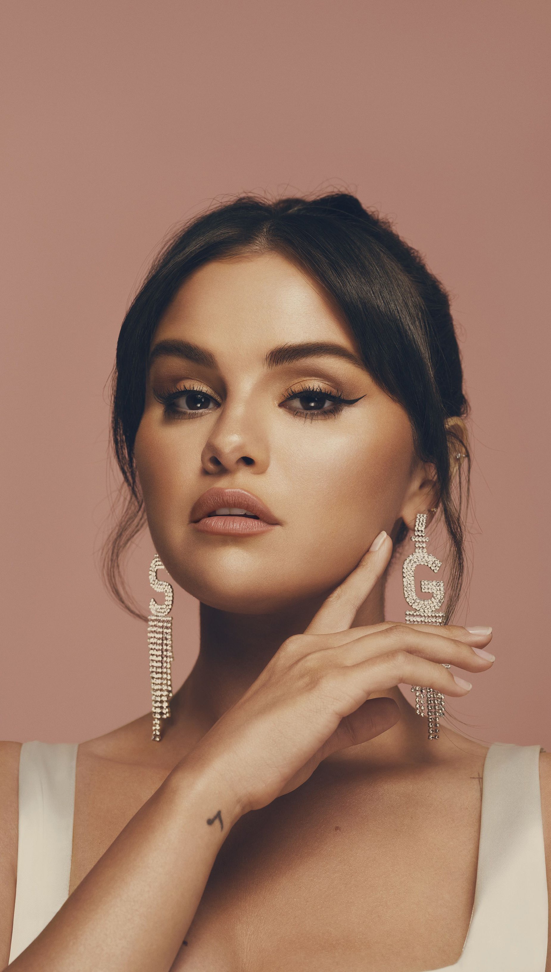Wallpaper Selena Gomez Rare Beauty Vertical