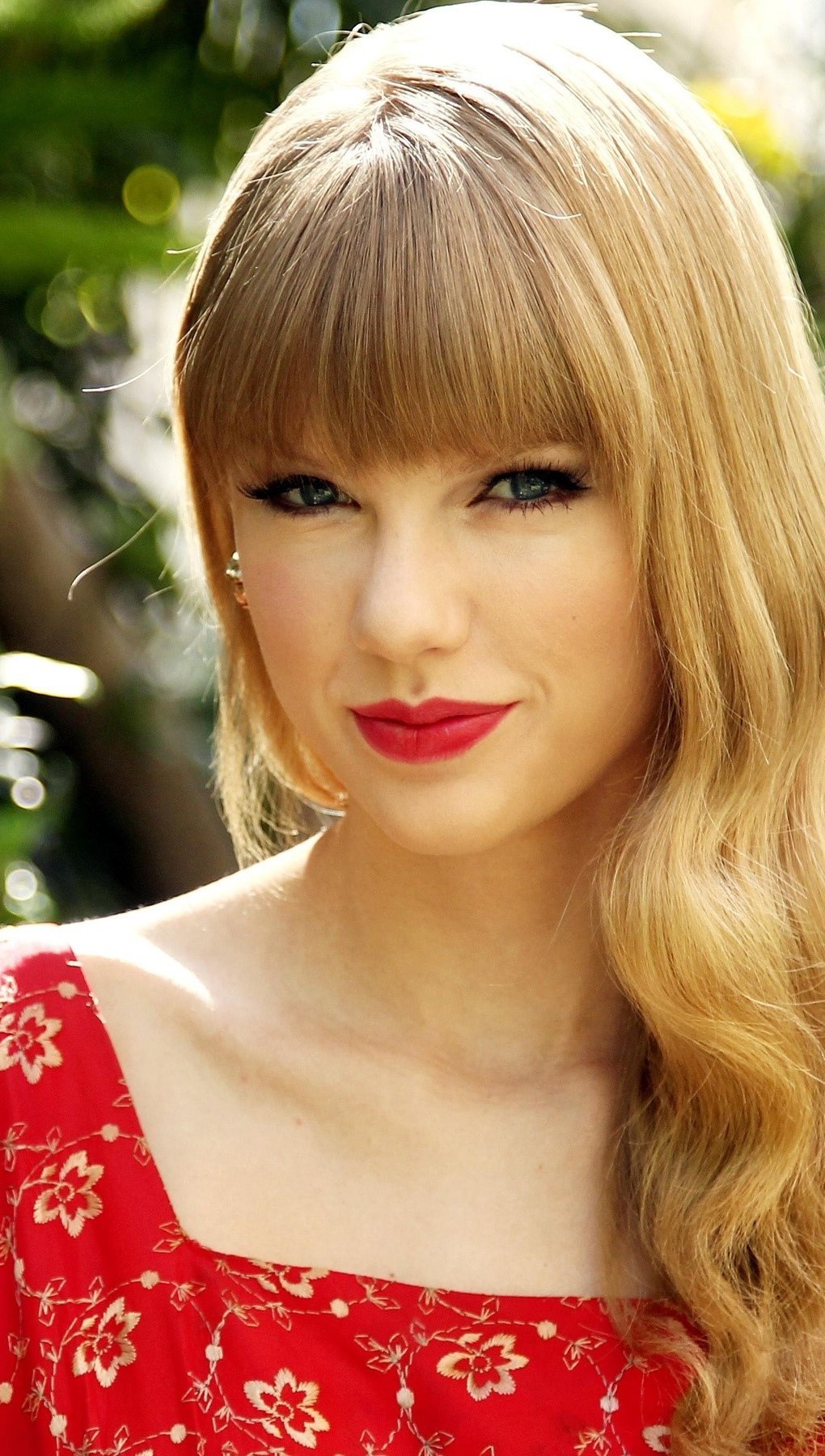 Wallpaper Taylor Swift for Red Vertical