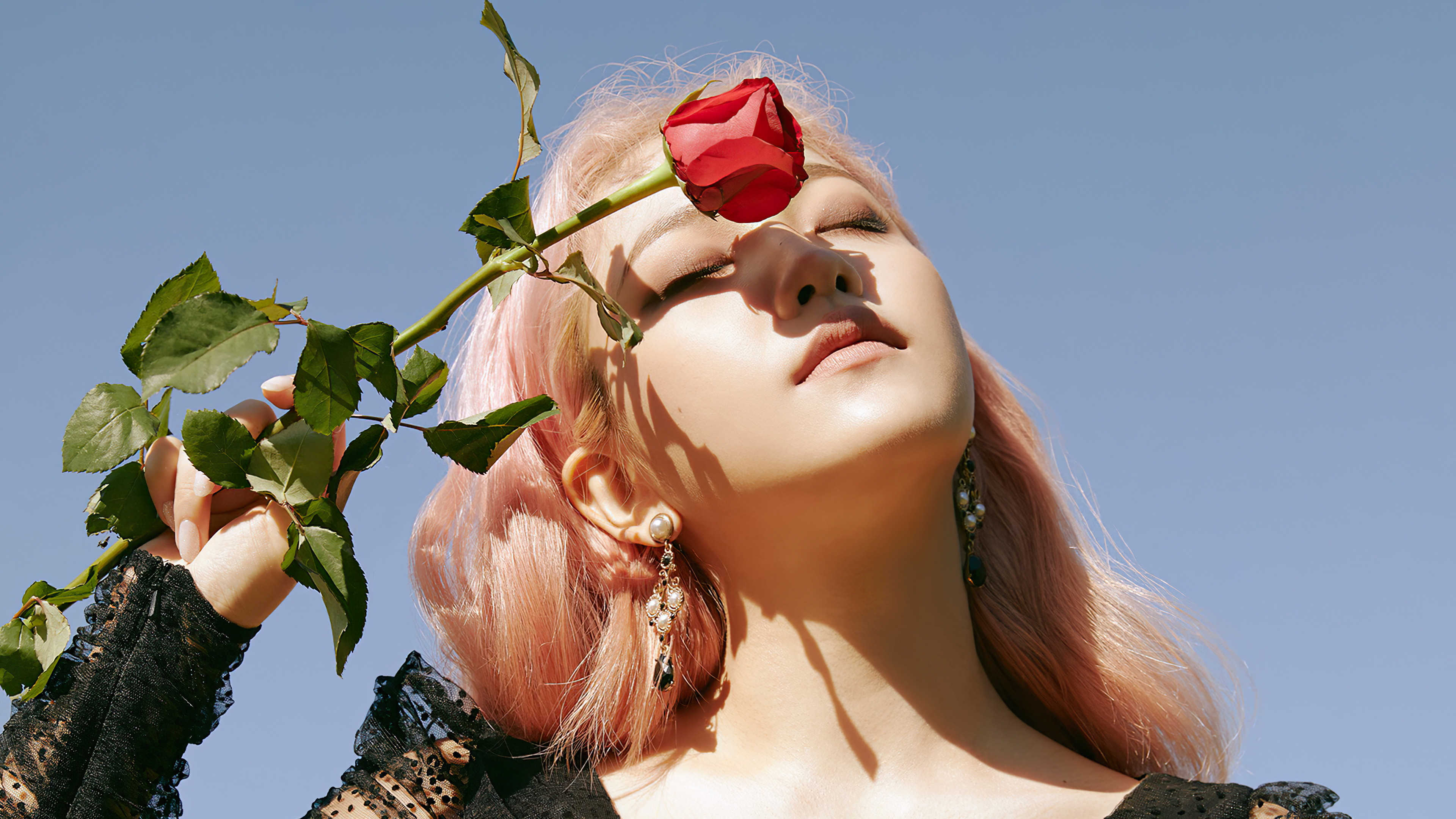 Fondos de pantalla Yeri de Red Velvet con una rosa